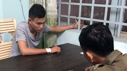 Bắt 2 con nghiện phá cửa xe bỏ trốn trên đường dẫn giải