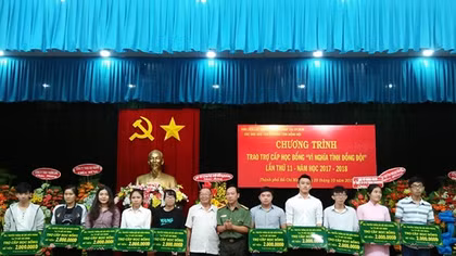 Trao tặng học bổng và xe đạp cho con em chính sách Bộ đội Biên phòng