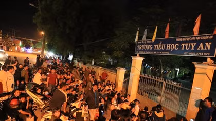 Hàng trăm phụ huynh ôm chiếu, mắc võng nằm suốt đêm vì một tờ giấy lạ