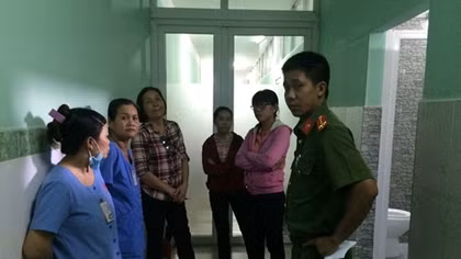Đẻ trong nhà vệ sinh bệnh viện, người phụ nữ bỏ con vào thùng rác