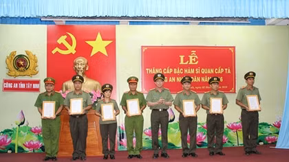 Công an tỉnh Tây Ninh trao quyết định thăng cấp bậc hàm cho 99 CBCS