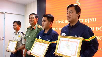 Khen thưởng 3 tập thể, cá nhân cứu sống hai cha con