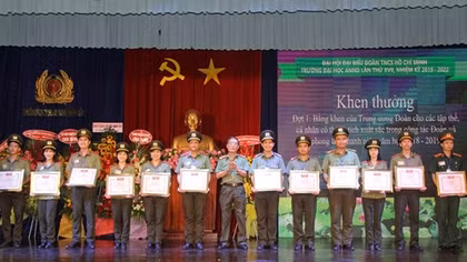 Khen thưởng 32 tập thể, cá nhân với nhiều hoạt động thấm đượm tình quân dân
