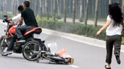 Người dân dũng cảm bắt hai kẻ cướp giật liên tiếp gây án