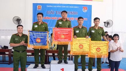 Hơn 100 học viên Cảnh sát dự giải Teakwondo chào mừng ngày 20-11