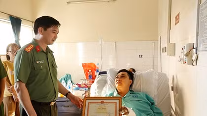 Tặng Giấy khen cho cán bộ Công an bị thương khi ngăn chặn đua xe trái phép