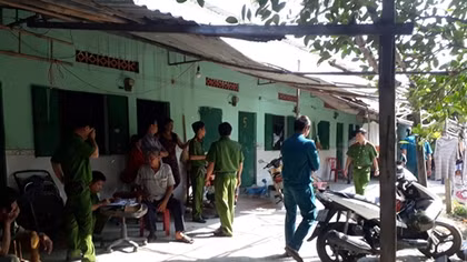 Vợ chồng và hai con nhỏ bị thương sau vụ nổ bí ẩn ở hầm cầu