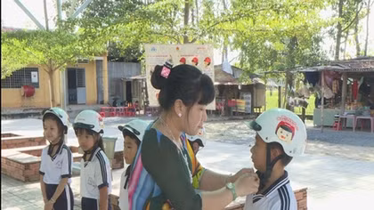 Phụ huynh đội MBH cho trẻ khi tham gia giao thông