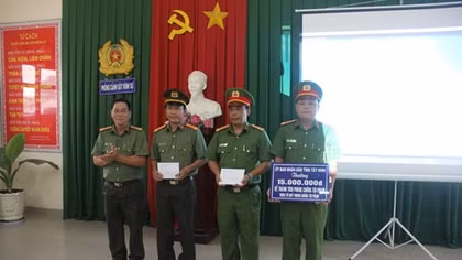 Khen thưởng 20 tập thể, cá nhân xuất sắc triệt phá hai chuyên án