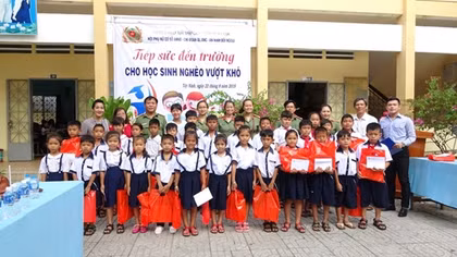 Công an Tây Ninh trao học bổng cho học sinh nghèo hiếu học