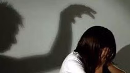 Đưa con bạn đi chơi, gã thanh niên giở trò đồi bại với bé gái 5 tuổi