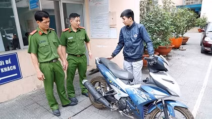 Người đàn ông vui mừng cảm ơn Cảnh sát 113