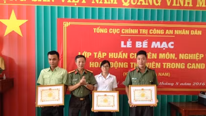 Khen thưởng 6 tập thể, cá nhân góp phần nâng cao nghiệp vụ thư viện trong CAND
