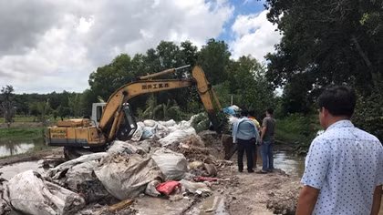 Bắt kẻ chôn lấp rác thải y tế dưới suối Vũng Trâu