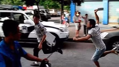 Mâu thuẫn khi ăn tại quán nướng, nam HS bị chém trọng thương