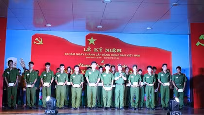 Tặng hơn 130 suất quà cho cán bộ, học viên Cảnh sát khó khăn