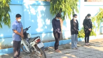 Thuê người “canh” chốt kiểm dịch để xuất cảnh trái phép
