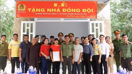 Trao nhà đồng đội cho gia đình có hoàn cảnh khó khăn