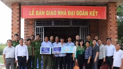 Trường Cao đẳng CSND II tặng 3 ngôi nhà cho hộ dân nghèo