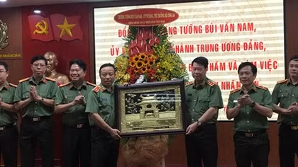 Thứ trưởng Bùi Văn Nam chúc mừng các Nhà giáo Đại học ANND