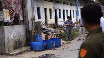 Đầu người đàn ông trong ba lô bỏ ở thùng rác
