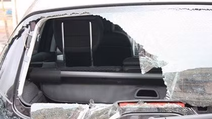 Đập nứt kính xe khách vì bị “tưới” nước bẩn vào người