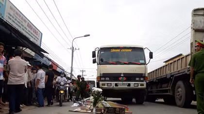 Truy tìm tài xế xe ben cán chết nữ sinh rồi bỏ trốn