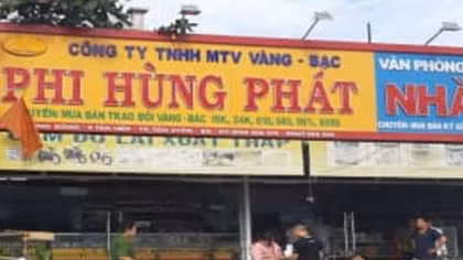 Thiếu tiền xài, cô gái đi cướp tiệm vàng