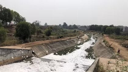 Bọt trắng sủi bất thường trên kênh, nghi bị lén xả thải
