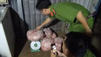 Kiểm tra dịch tả heo Châu Phi, phát hiện 1,3 tạ mỡ và da heo bẩn