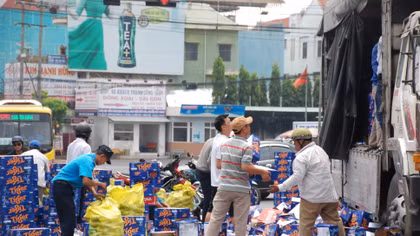 Người dân giúp tài xế thu gom hàng trăm thùng bia