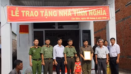Tổng cục Hậu cần - Kỹ thuật và Công an tỉnh Tây Ninh trao tặng nhà tình nghĩa
