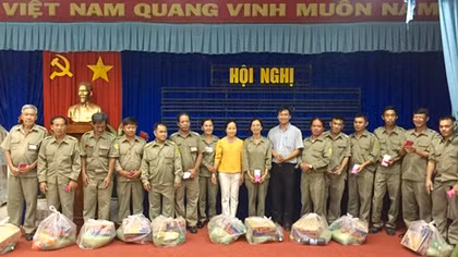 Trao 100 phần quà cho lực lượng xung kích phòng chống tội phạm