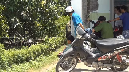 Người đàn ông chết bất thường bên rãnh nước gần nhà
