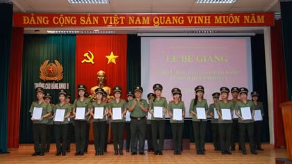 Trao bằng tốt nghiệp cho hơn 240 tân sỹ quan, hạ sỹ quan an ninh