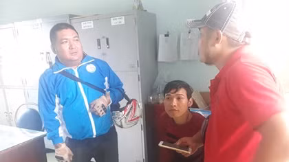 Vờ hỏi mua vàng, giật 14 chiếc vòng rồi bỏ chạy