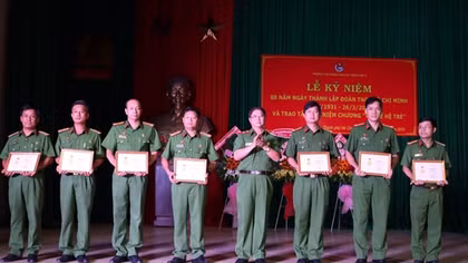 Tặng kỷ niệm chương “Vì thế hệ trẻ” cho 7 cá nhân Cao đẳng CSND II