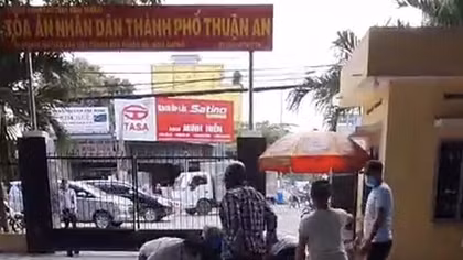 Vào tận sân TAND bắt giữ người trái pháp luật