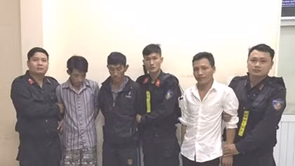 Nhóm “cẩu tặc” đi ô tô đòi hối lộ 15 triệu đồng để thoát tội