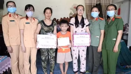 Tặng quà gần 100 cháu bé là con CBCS tuyến đầu chống dịch bệnh