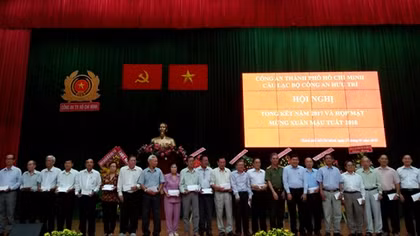 Ấm tình cán bộ hưu trí Công an có hoàn cảnh khó khăn