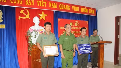 Tặng Bằng khen cho hai tập thể phá vụ vận chuyển 2,1kg ma túy