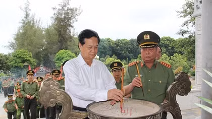 Lãnh đạo Bộ Công an dâng hương tưởng niệm các liệt sỹ An ninh Trung ương Cục miền Nam
