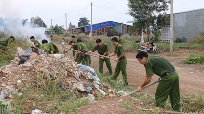 Hơn 700 đoàn viên Công an tham gia vệ sinh môi trường “Ngày thứ 7 tình nguyện”