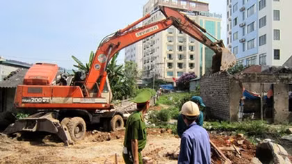 Tạm giữ kẻ ném gạch trúng đầu cán bộ trật tự đô thị