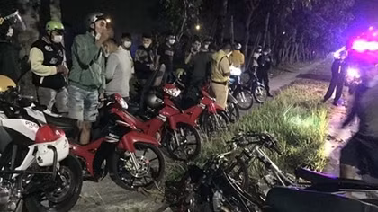 "Độ" lại xe máy, hàng chục “quái xế” rủ nhau đua 