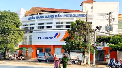 Hình ảnh cán bộ Công an đưa cụ bà qua đường được người dân ngợi khen