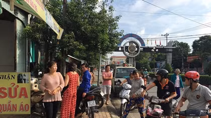 Để con bên lề đường, người đàn ông đổ xăng lên người tự thiêu