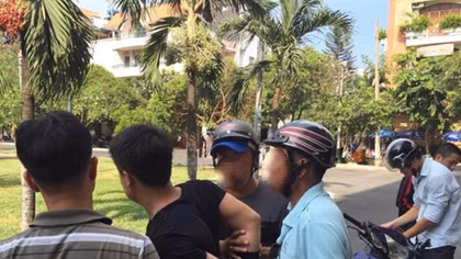 Nam thanh niên bị nhóm côn đồ đánh đập đòi nợ kiểu “xã hội đen”