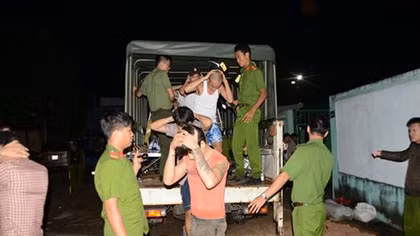Bắt đối tượng ma túy, phát hiện số USD "khủng"